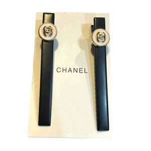 CHANEL Beauty Set off 2 Logo Hair Clips